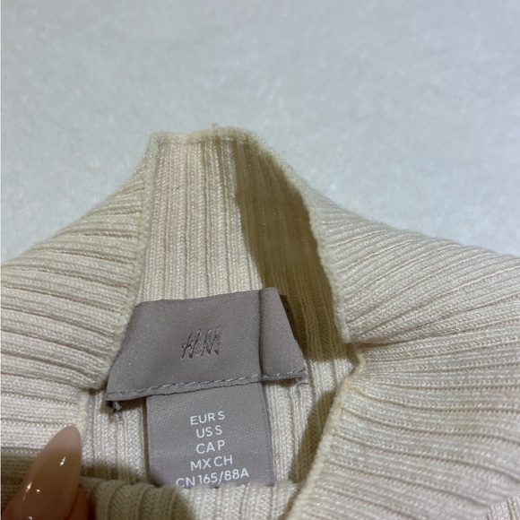 H&M - Knitted Cinch Longsleeve - Picture 2 of 2